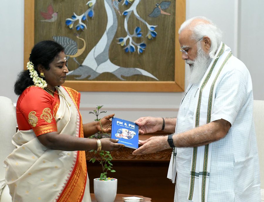 PM Modi With Tamilisai Soundararajan