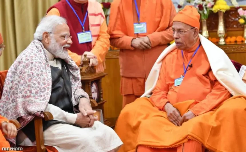 Swami Smaranananda Maharaj with PM Modi