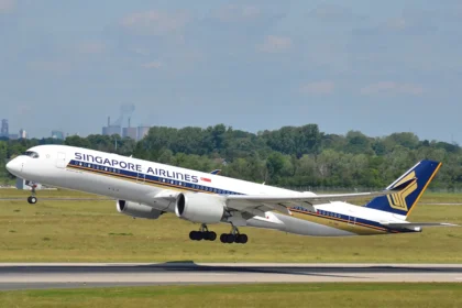 1 Dead, 30 Injured In Singapore Airlines Turbulence